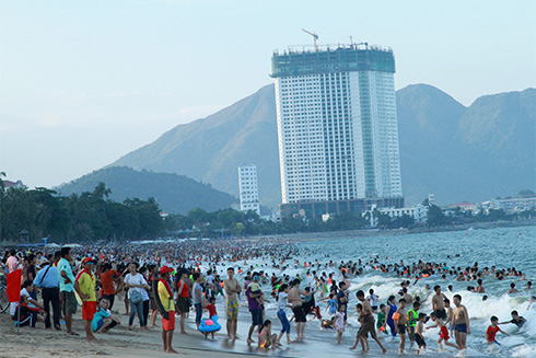 Bãi biển Nha Trang đông kín người dân và du khách vào mỗi buổi chiều.