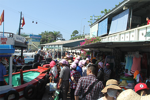 Du khách tại Bến tàu du lịch Cầu Đá để đi tham quan vịnh Nha Trang.