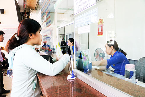 Hành khách mua vé tại Ga Nha Trang