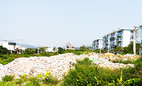 Bãi chứa xà bần trái phép trước chung cư Bình Phú