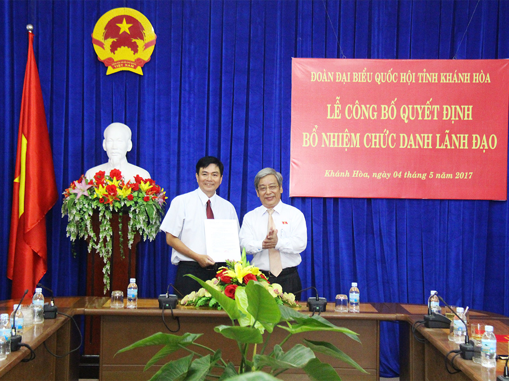 Ông Lữ Thanh Hải (bên trái) nhận Nghị quyết phê chuẩn chức danh Phó Trưởng đoàn Đại biểu Quốc hội tỉnh của Ủy ban Thường vụ Quốc hội.