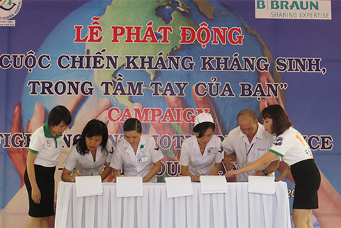 Các khoa, phòng của bệnh viện ký cam kết thực hiện vệ sinh tay