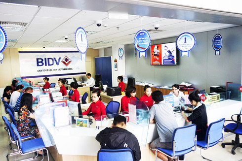 Khách hàng giao dịch tại BIDV Nha Trang