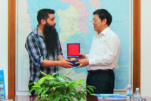Ông Nguyễn Duy Bắc (phải) tặng quà lưu niệm cho Đại sứ Du lịch Việt Nam. 
