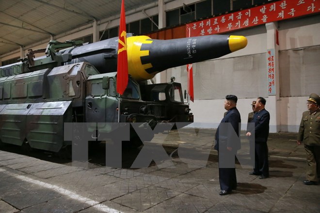 Nhà lãnh đạo Triều Tiên Kim Jong-un (phía trước) kiểm tra loại tên lửa đạn đạo đất đối đất tầm trung Hwasong-12 ngày 15/4. (Nguồn: Yonhap/TTXVN)