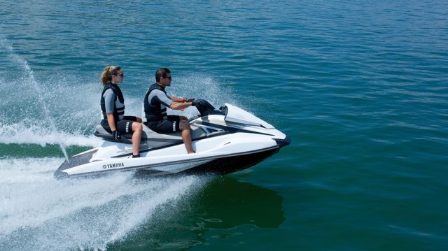 Hoạt động mô tô nước: Cần quản lý chặt hơn