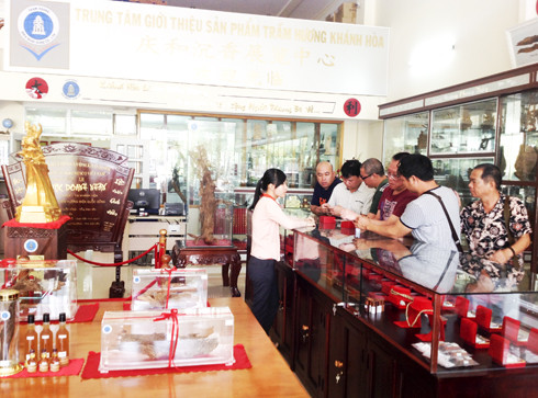 Một cửa hàng bán sản phẩm trầm hương của hội viên Hội Trầm hương Khánh Hòa