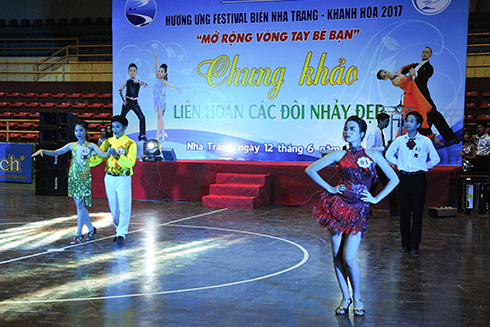 Chung khảo liên hoan các đôi nhảy đẹp