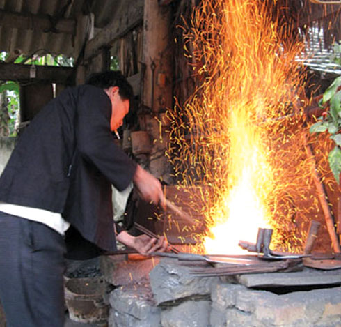 Cái lò rèn ở quê tôi