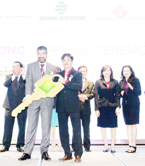 Ông Lê Tiến Anh - Chủ tịch HĐQT kiêm Tổng Giám đốc  Tổng Công ty Khánh Việt (hàng đầu, bên phải) trao chìa khóa  cho giám đốc điều hành Khách sạn ibis Styles Nha Trang