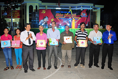 Tỉnh đoàn: Tổ chức chương trình nghệ thuật Màu hoa đỏ