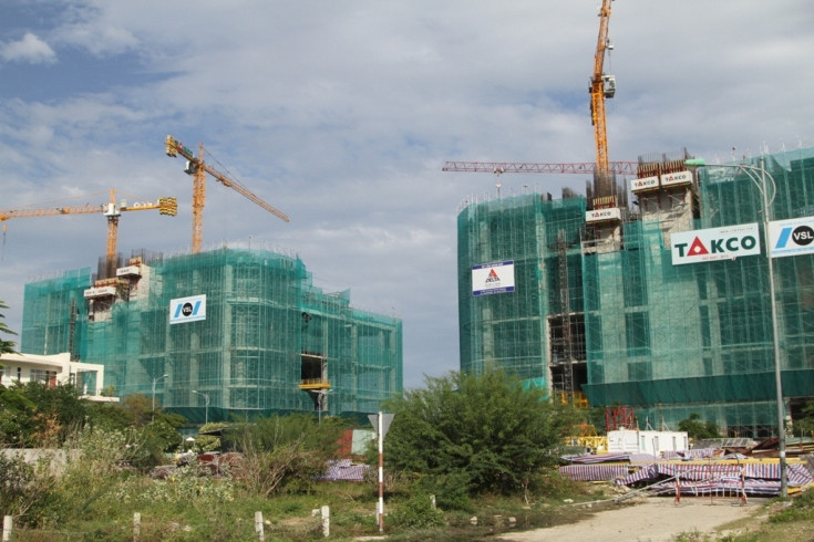 Hai khối nhà của dự án Trung tâm bến du thuyền Hoàng Gia đang được xây dựng 
