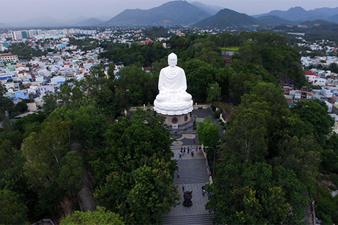 Tượng Phật trắng trên núi Trại Thủy thuộc chùa Long Sơn