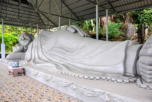Tượng phật Thích ca Mâu ni Niết bàn dài hơn 13m tại chùa Hang
