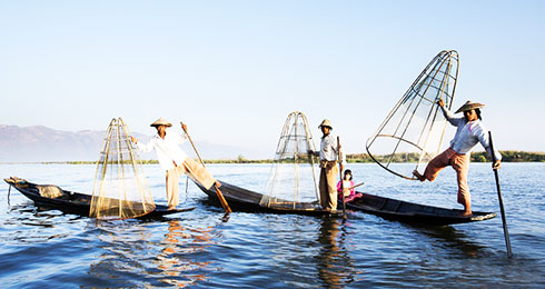 Hồ Inle sâu 2 - 4m, nổi tiếng với hình ảnh những người  đánh cá và chèo thuyền bằng một chân