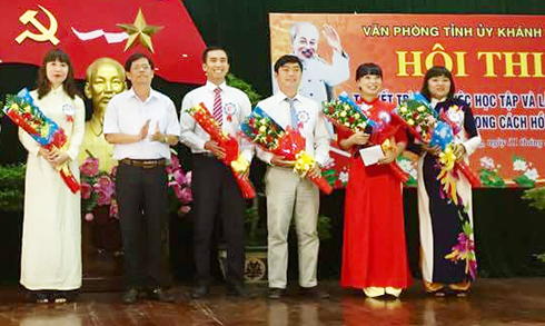Đồng chí Nguyễn Tấn Tuân chúc mừng các thí sinh tham gia hội thi