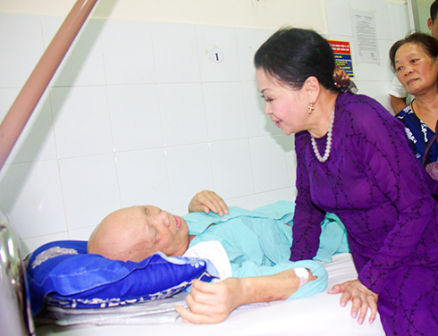 Ca sĩ Khánh Ly thăm bệnh nhân