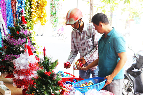 Người dân chọn mua đồ trang trí Giáng sinh tại cửa hàng trên đường Nguyễn Trãi
