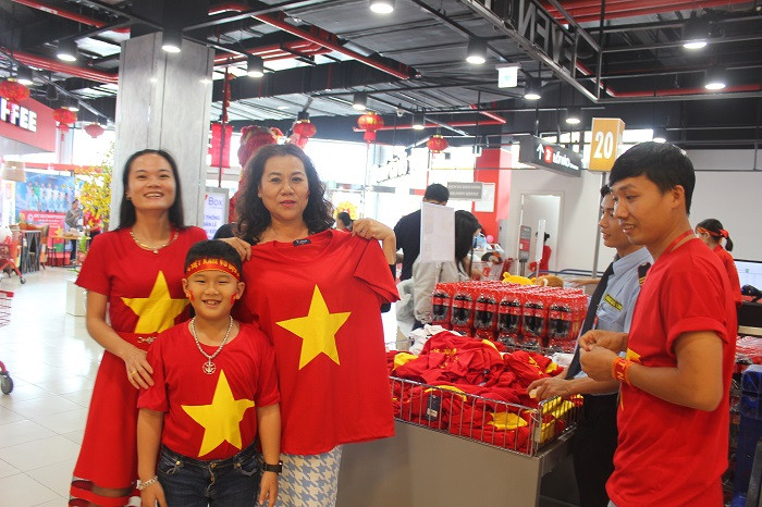 Người dân mua áo in hình cờ đỏ sao vàng ở Siêu Thị Lotte Mart