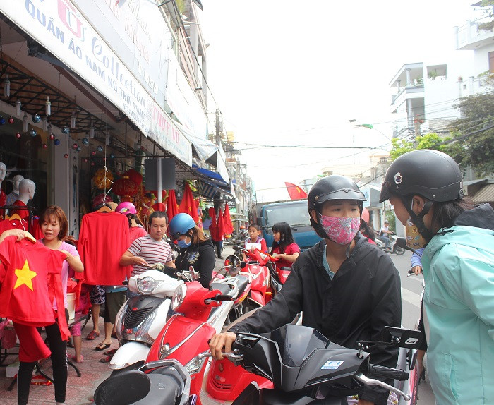 Người dân chen chúc mua áo, cờ tổ quốc trên đường Nguyễn Trãi.