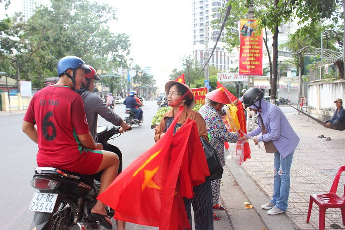 Một điểm bán cờ, áo, băng rôn trên đường Thái Nguyên
