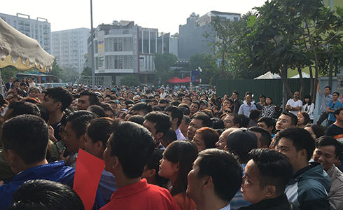 Hàng trăm người chen nhau vào tòa nhà VCN để mong có cơ hội sở hữu căn hộ tại chung cư CT2.    