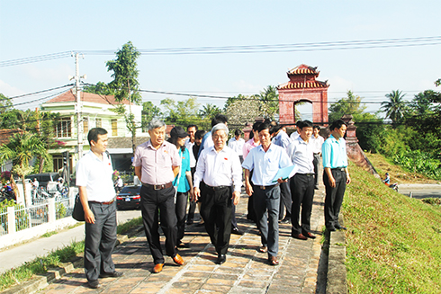 Các thành viên đoàn khảo sát HĐND tỉnh đi tìm hiểu thực tế di tích Thành cổ Diên Khánh.