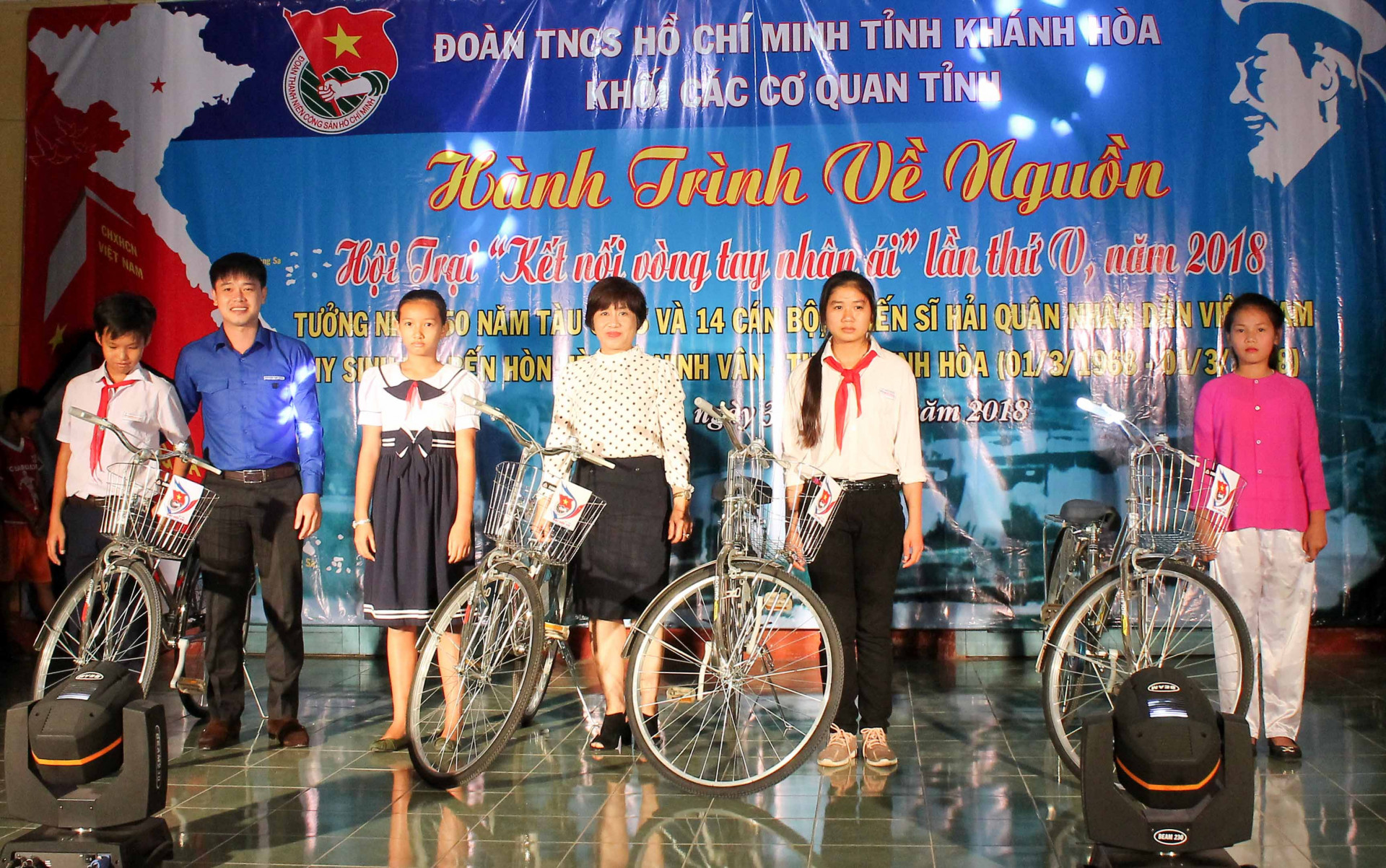 Lãnh đạo Tỉnh đoàn và Đảng ủy Khối Các cơ quan tỉnh tặng xe đạp cho học sinh có hoàn cảnh khó khăn