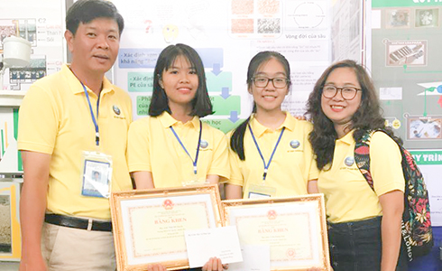 Hoàng Mai (thứ 2 từ phải sang) và Mỹ Huyền cùng thầy cô hướng dẫn tại Cuộc thi Khoa học kỹ thuật cấp quốc gia.
