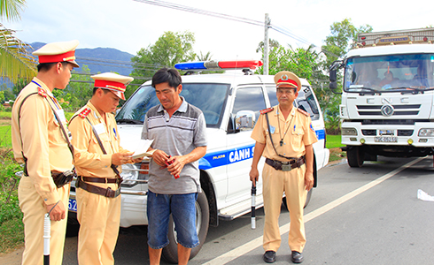 Cảnh sát giao thông Trạm tuần tra kiểm soát giao thông Ninh Hòa kiểm tra các giấy tờ của tài xế.