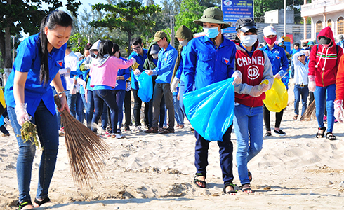 Các đoàn viên, thanh niên ra quân dọn vệ sinh bãi biển.