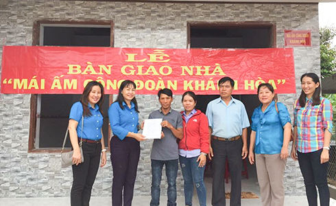 Đại diện Liên đoàn Lao động tỉnh và huyện Vạn Ninh trao quyết định bàn giao nhà cho đoàn viên.