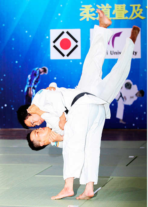 Màn biểu diễn của các vận động viên Judo Khánh Hòa trong một buổi  giao lưu với đoàn Nhật Bản.