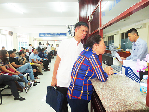 Hàng ngày, người dân đến giao dịch tại bộ phận một cửa UBND TP. Nha Trang rất đông.
