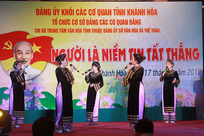 Tốp ca nữ Đài Phát thanh và Truyền hình Khánh Hòa mang đến hội diễn chút hương sắc Việt Bắc.