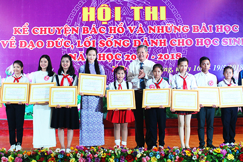 Lãnh đạo Sở Giáo dục và Đào tạo trao giải nhất cho các thí sinh.
