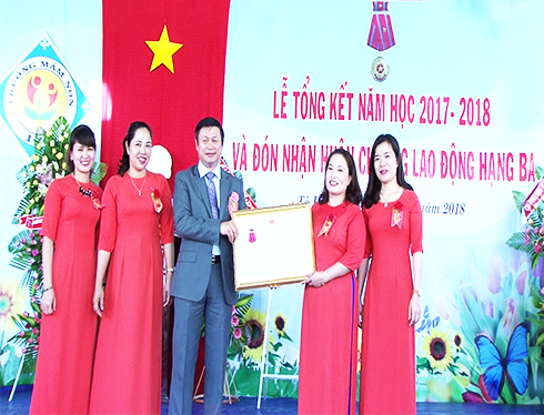 Thừa ủy nhiệm của Chủ tịch nước, ông Đinh Ngọc Bình  - Chủ tịch UBND huyện Khánh Sơn trao Huân chương  Lao động hạng Ba cho nhà trường.