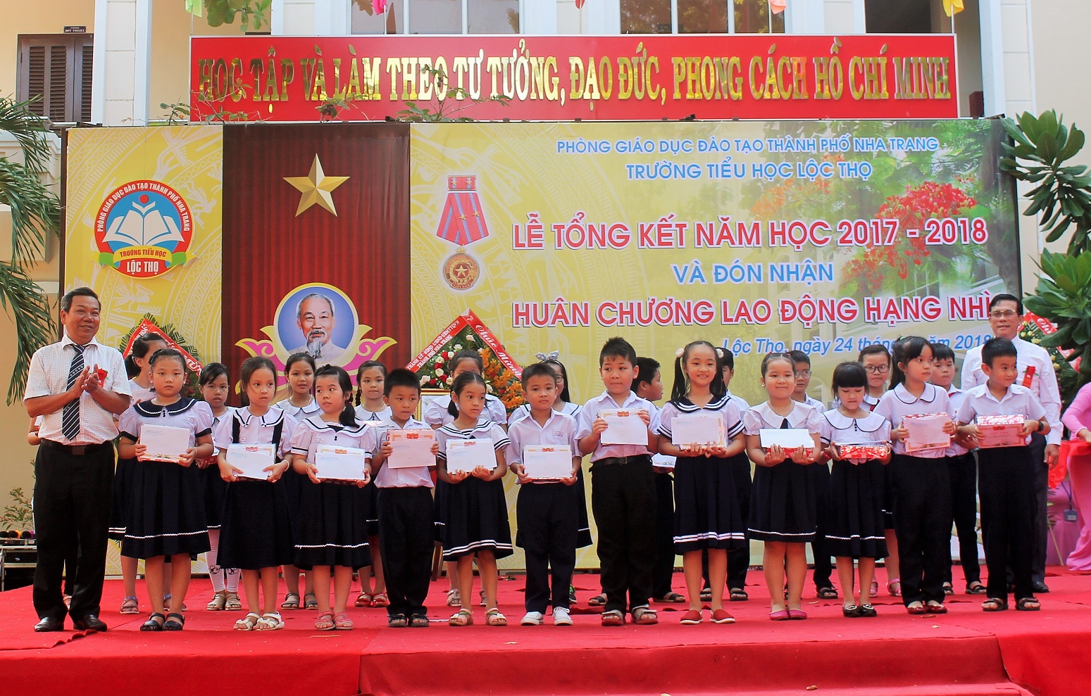 Các học sinh đạt thành tích được nhà trường khen thưởng. 