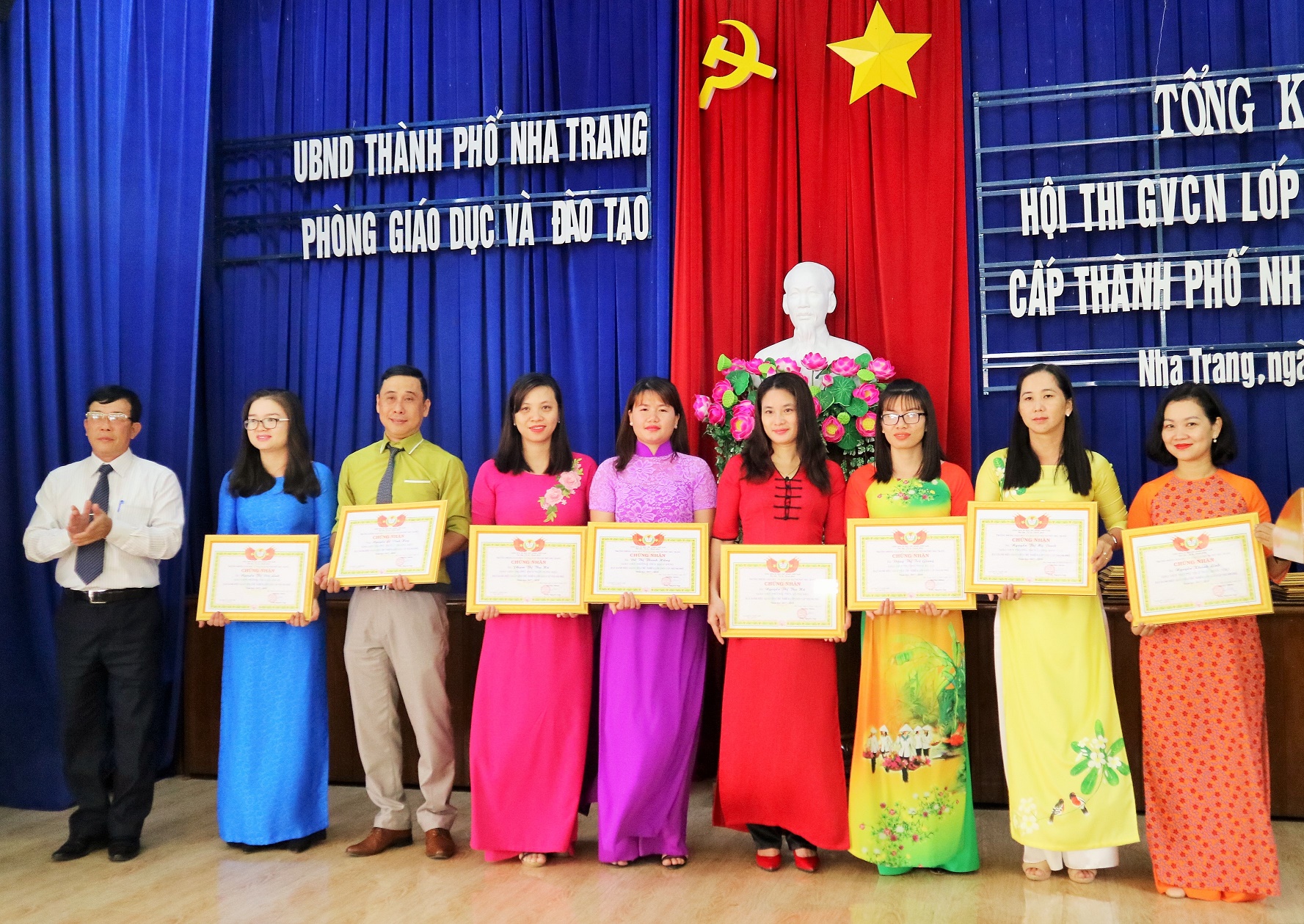 Lãnh đạo Phòng Giáo dục và Đào tạo TP. Nha Trang trao giấy chứng nhận cho các giáo viên chủ nhiệm lớp giỏi. 