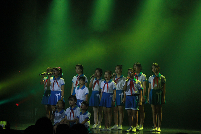 Ca khúc Đêm qua em mơ gặp Bác Hồ được các em Nhà thiếu nhi tỉnh Khánh Hòa thể hiện bằng phong cách acapella.