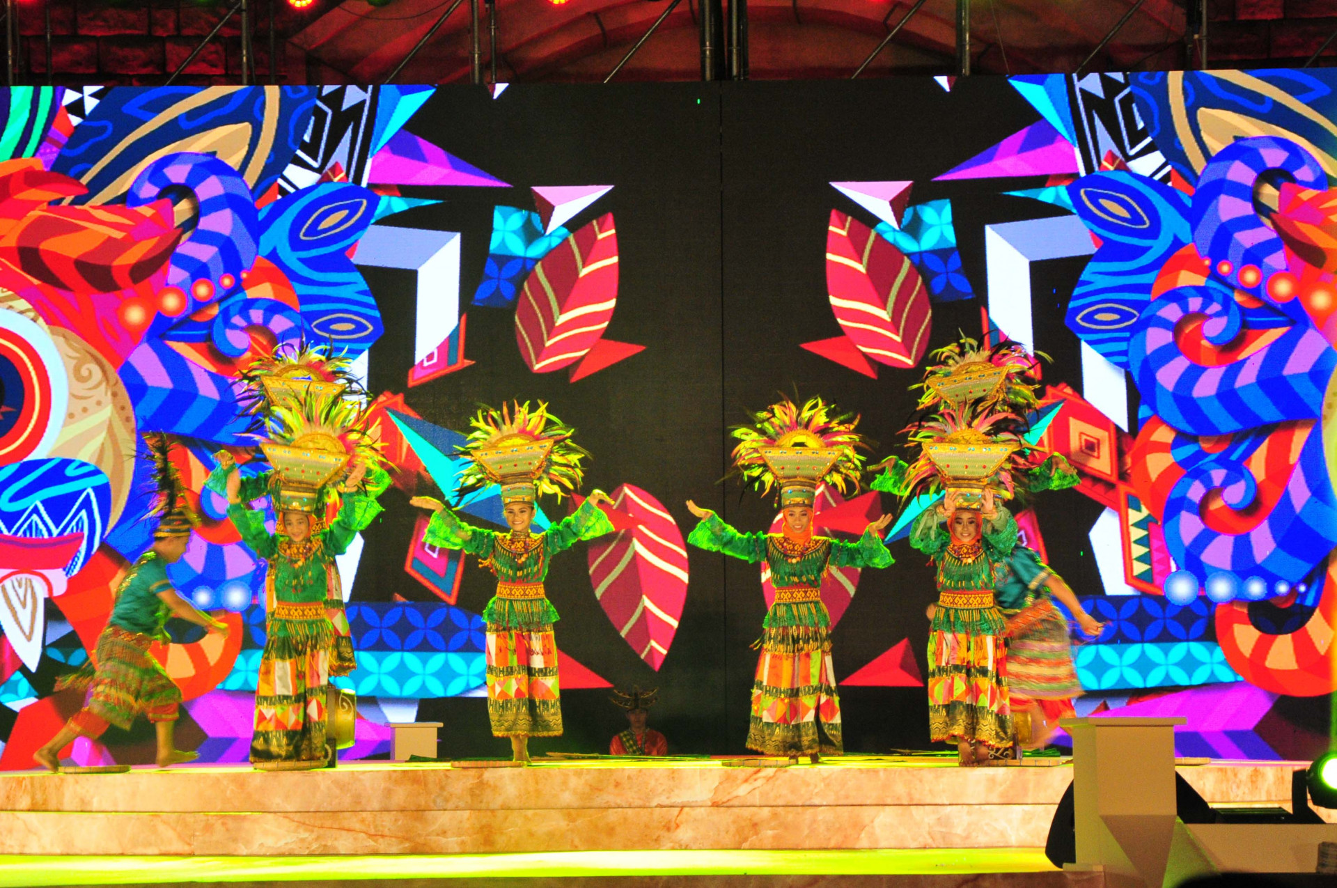 Tiết mục múa Piya Toraya của các em nhỏ đến từ Indonesia. Điệu múa mô tả vẻ đẹp của vùng đất Toraja, nơi có nhiều cây xanh, biểu trưng cho sự thuận hoà của vùng đất và con người nơi đây 