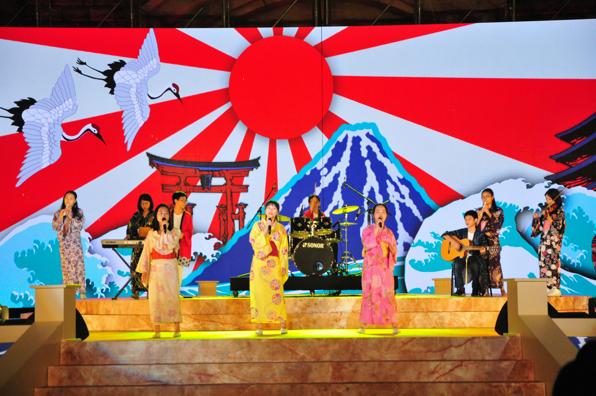 Đoàn thiếu nhi hữu nghị Nhật - Việt thể hiện tài năng ca hát, chơi nhạc cụ