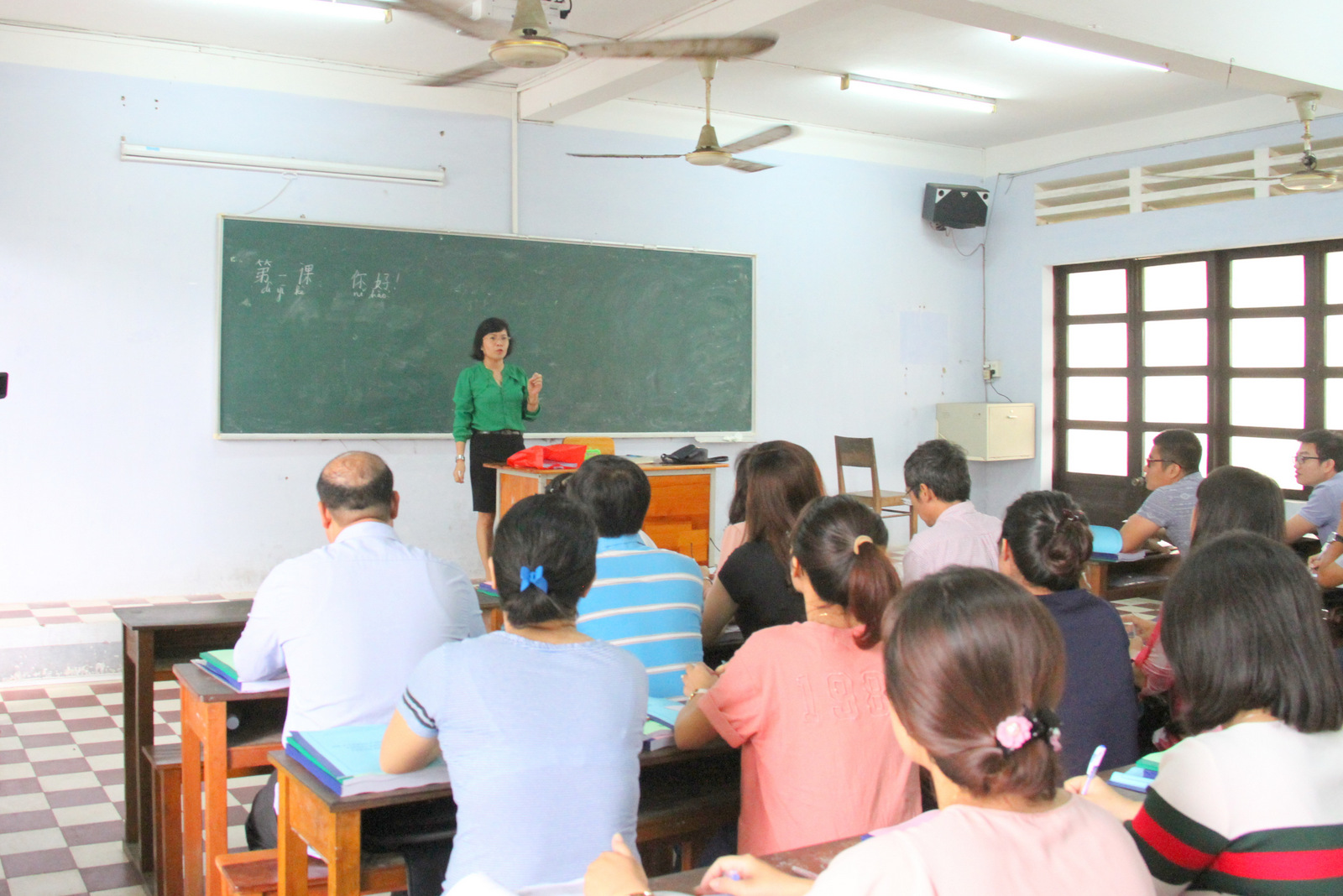 &nbsp;Giảng viên Trường Đại học Khánh Hòa giảng dạy tiếng Trung Quốc cho học viên lớp bồi dưỡng