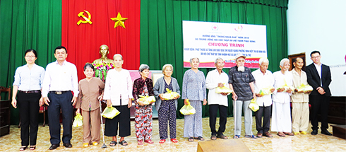 Tặng quà cho người già có hoàn cảnh khó khăn  tại phường Ninh Hiệp. 