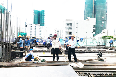 Kiểm tra an toàn vệ sinh lao động tại công trường xây dựng khách sạn CM Nha Trang.