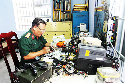 Trung tá chuyên nghiệp Lâm Văn Tự sửa chữa thiết bị viễn thông.