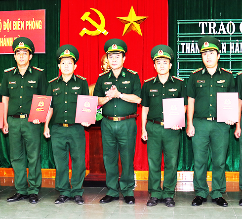 Đại tá Hồ Thanh Tùng trao quyết định thăng quân hàm cho các sĩ quan.