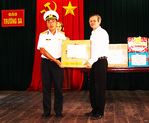Đại diện đoàn lãnh đạo tỉnh trao quà cho chính quyền thị trấn Trường Sa.