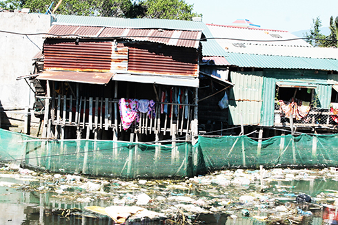 Nhiều hộ dân phường Cam Linh phải dùng lưới ngăn rác dạt vào sát nhà.