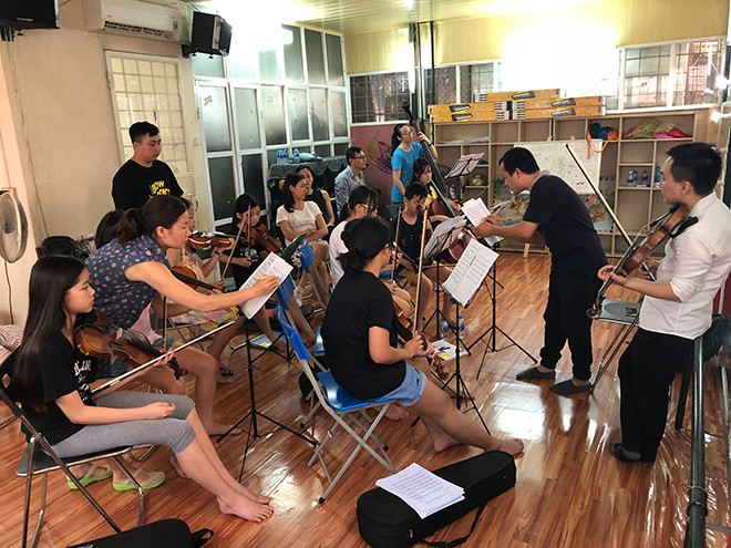 Các nhạc công nhí tập luyện với nhạc trưởng Lưu Quang Minh